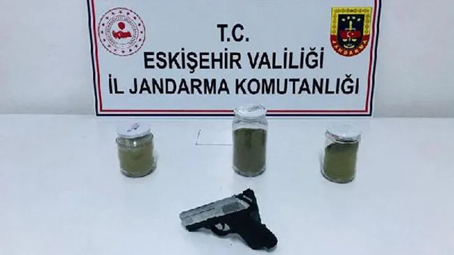 Eskişehir’de otomobilde uyuşturucuyla yakalanan 2 kişi tutuklandı - 1