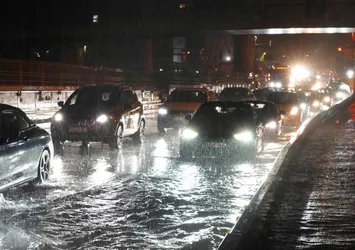 Şiddetli yağmur Almanya'yı esir aldı! Cadde ve otoyollar kapatıldı
