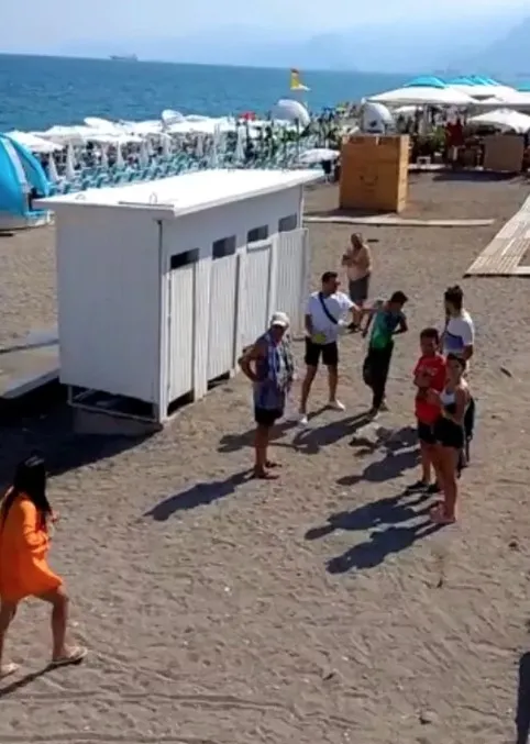 antalya-halk-plajinda-mide-bulandiran-olay-soyunma-kabinindeki-kadinlarin-resmini-cekerken-yakalandi-1655823059124.jpg Antalya halk plajında mide bulandıran olay! Soyunma kabinindeki kadınların resmini çekerken yakalandı - 3