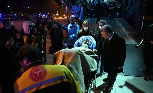 Gazze’ye yardım eli! Sağlık Bakanı Koca açıklama yaptı: 26 Gazzeli hasta ile 13 refakatçisi Türkiye’ye getirildi