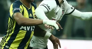 Derbide kartlar havada uçuşuyor