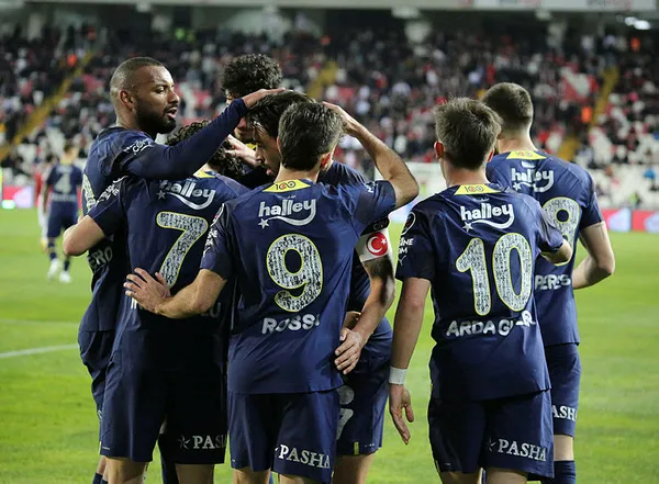 Fenerbahçe Sivasspor’u 3 golle geçti! Şampiyonluk yarışında önemli galibiyet MAÇ SONUCU ÖZET