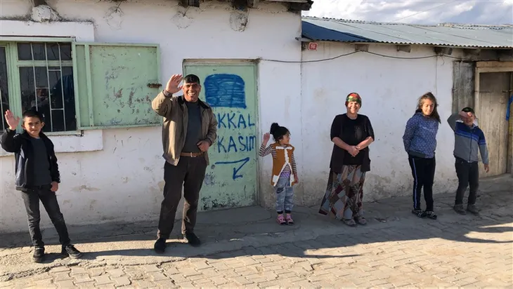 1587449497818.jpg Kars'ın gülen adamı Kasım Can: Babam öldüğünde bile güldüm - 3
