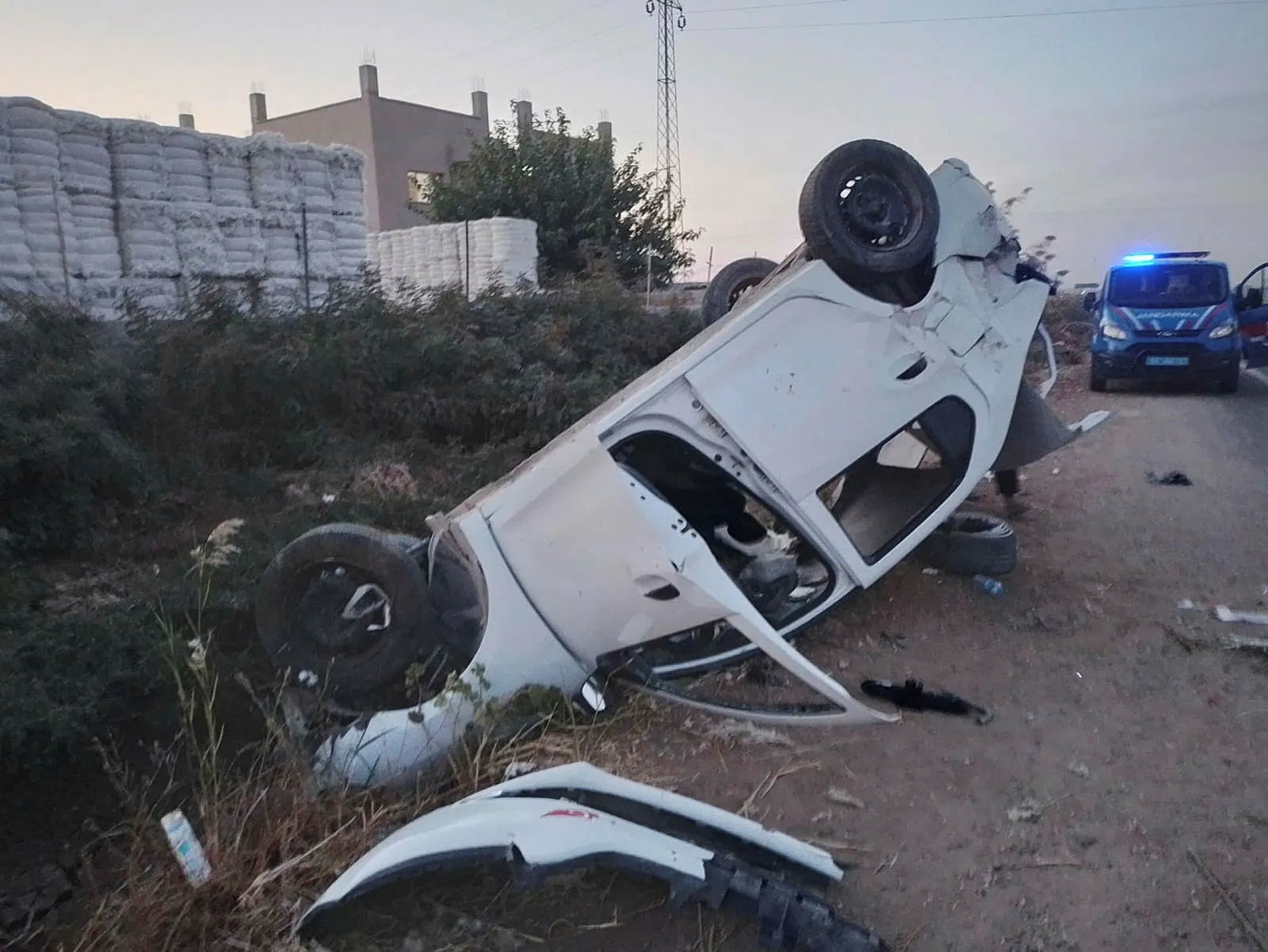 Şanlıurfa'da feci kaza: Şarampole devrildi 4 kişi yaralandı