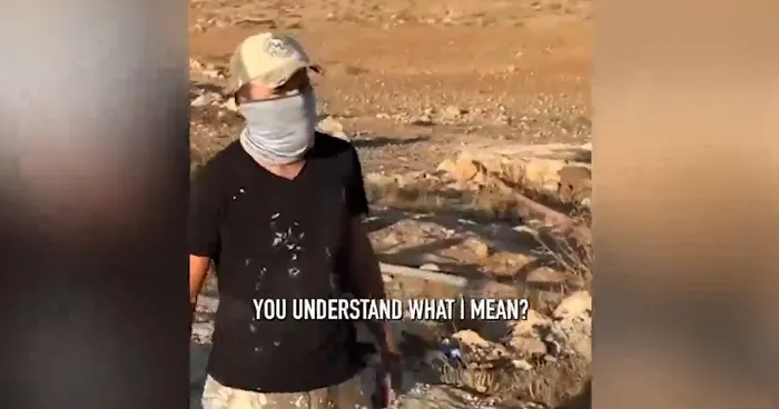 siyonistler-haddi-asti-toprak-hirsizi-isgalcilerden-filistinlilere-tecavuz-tehdidi-o-goruntuler-ortaya-cikti-1724771159799.jpg Siyonist. ʺNe demek istediğimi anladın mı?ʺ