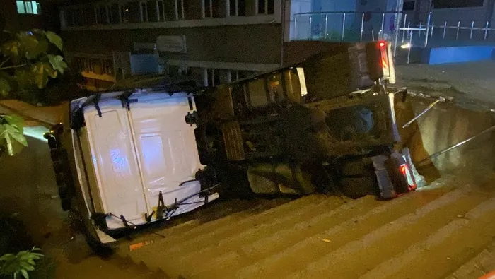 1714192355919.jpeg Benzin yüklü tanker kaza yaptı alarm verildi! D-130 trafiğe kapatıldı bölgedeki evler tahliye edildi - 1