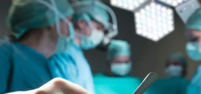 Trabzon'da başörtülü ön hekimin ameliyathaneye girişine izin vermediği iddia edilen öğretim üyesi açığa alındı