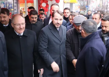 Hazine ve Maliye Bakanı Berat Albayrak gazetecilere pide ikram etti