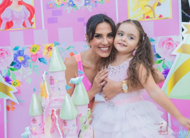 Bergüzar Korel çocuklarını paylaştı! Minik Leyla sosyal medyayı salladı! “Çok şanslıyız” 13