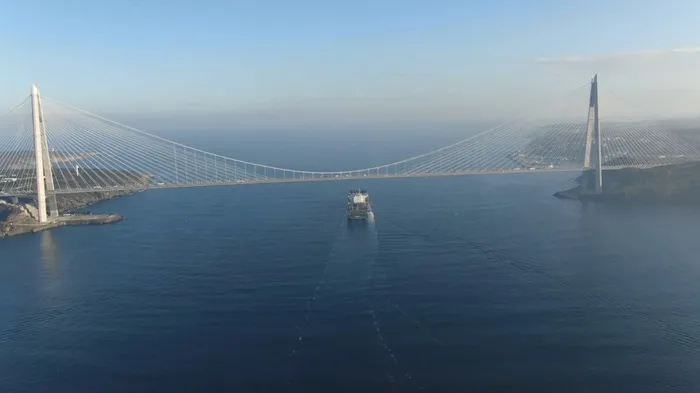 Son dakika: Dev konteyner gemisi İstanbul Boğazı'ndan geçti - 2
