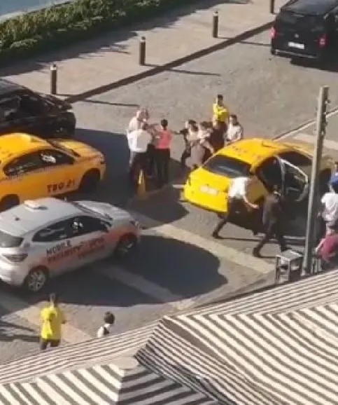 istanbulda-dehsete-dusuren-olay-aglayan-cocuga-aldirmadi-taksiciye-silah-dogrultu-1664955298993.jpg