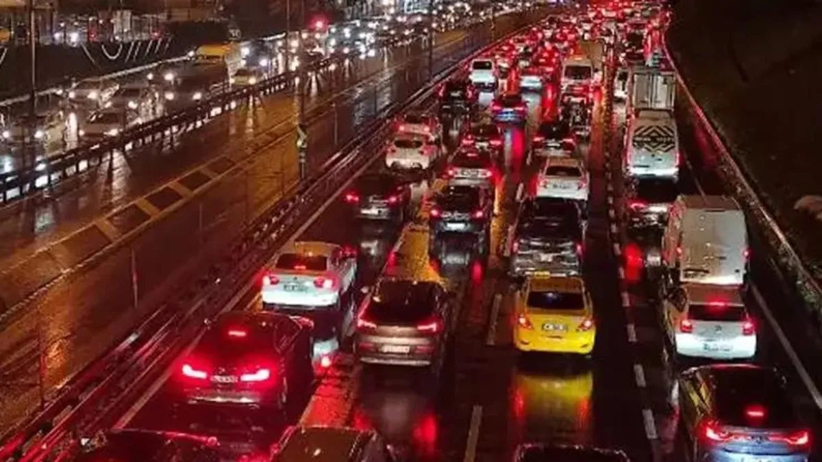 İstanbul'da trafik kilit! Yoğunluk yüzde 90'a ulaştı