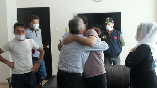 HDP önünde evlat nöbeti tutan bir anne daha evladını terörün pençesinden kurtardı - 1