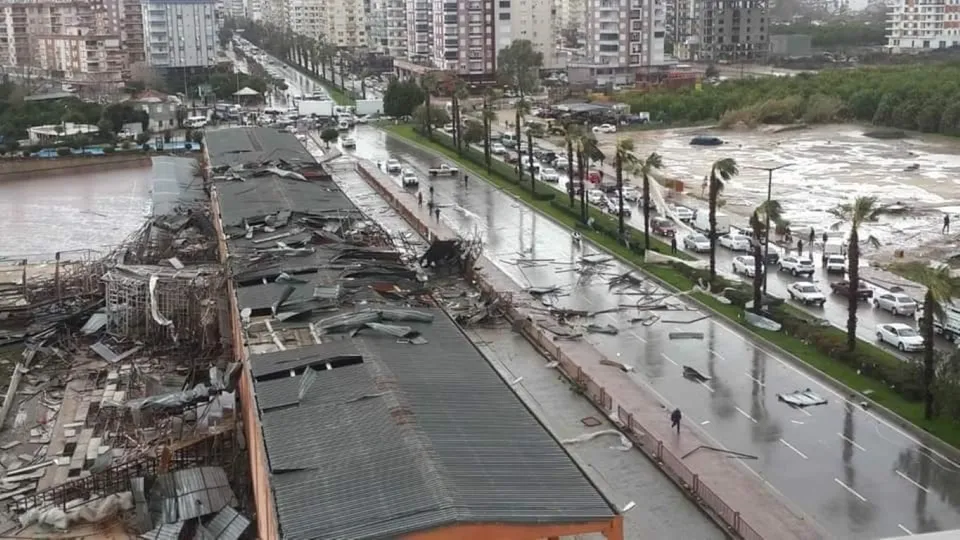 Antalya’yı hortum vurdu: 1 ölü, 11 yaralı! İşte Antalya'dan kareler...