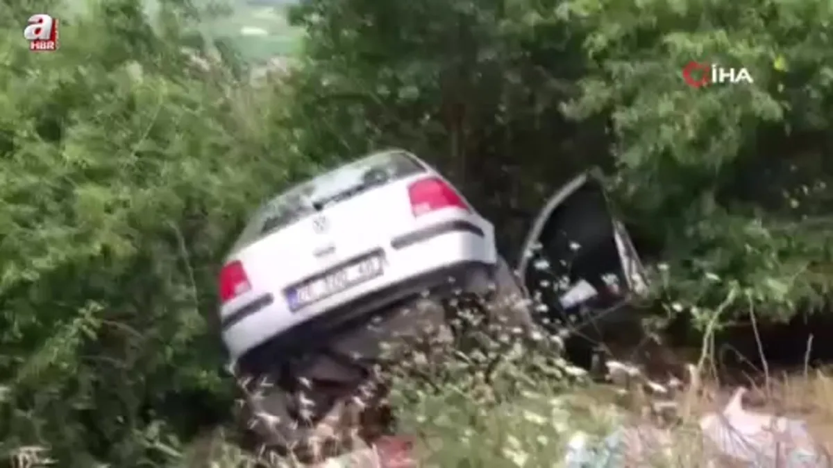 Tokat’ta yoldan savrulan otomobil ağaca çarparak durabildi