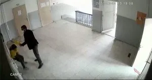 Sen çöpsün deyip çoraplarını koklattı!