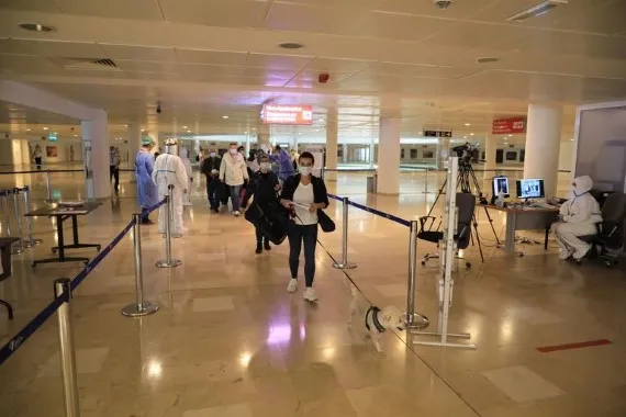 Türkiye'ye ilk uçak Almanya'dan geldi! Yolcular Antalya'ya akın etti - 2