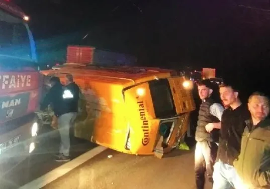 sakarya-tem-otoyolunda-kaza-araba-minibuse-carpti-cok-sayida-yarali-var-1648791894256.jpg