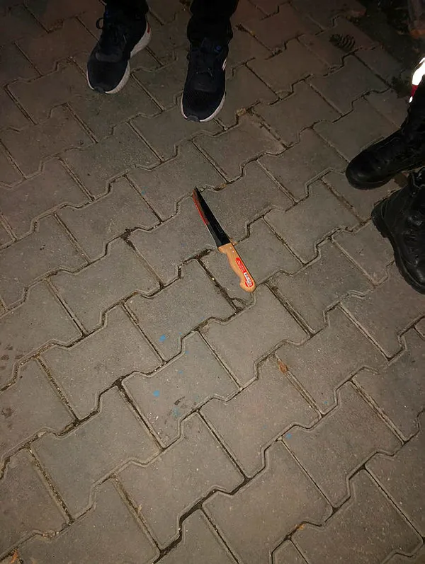 bicakli-kiz-kavgasi-15-yasindaki-cocuk-sirtindan-bicakladi-1656579875970.jpg Bıçaklı 'kız' kavgası! 15 yaşındaki çocuk husumetlisini bıçakladı - 2