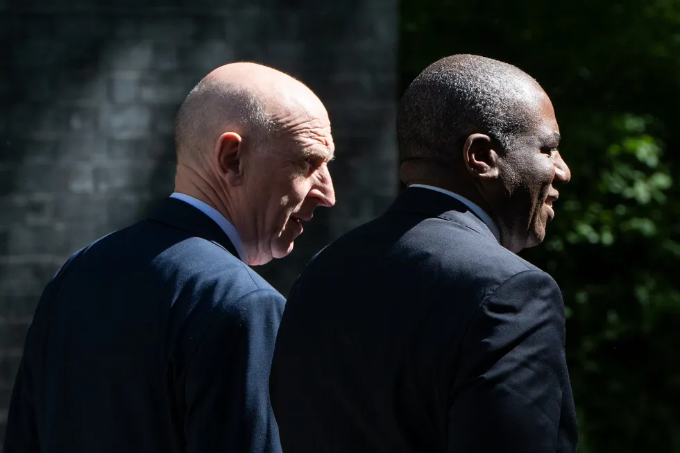 ingiliz-savunma-bakanini-tasiyan-ucaga-rus-mudahalesi-1779703216093.jpg İngiltere Savunma Bakanı John Healey İngiliz kabinesiyle (REUTERS)
