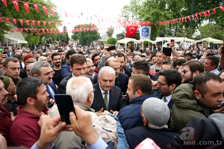 Eyüp'te cuma namazını kılan Binali Yıldırım'a yoğun ilgi