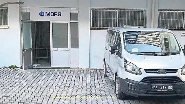 izmirde-otopsiye-gidecek-cenazeyi-karistiran-morg-gorevlisi-polise-keserle-saldirdi-1620975945623.jpg İzmir’de otopsiye gidecek cenazeyi karıştıran morg görevlisi polise keserle saldırdı - 4