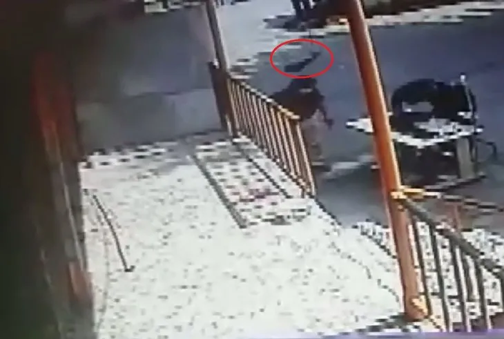 Son dakika: İstanbul Sultangazi’de dehşet anları kamerada! Başına caraskal düşen adam hayatını kaybetti