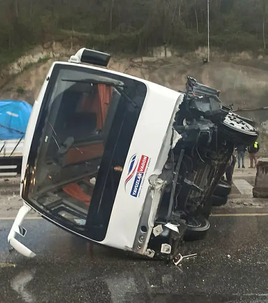 Sakarya'da servis minibüsü refüjde asılı kaldı: 3 kişi yaralandı - 1
