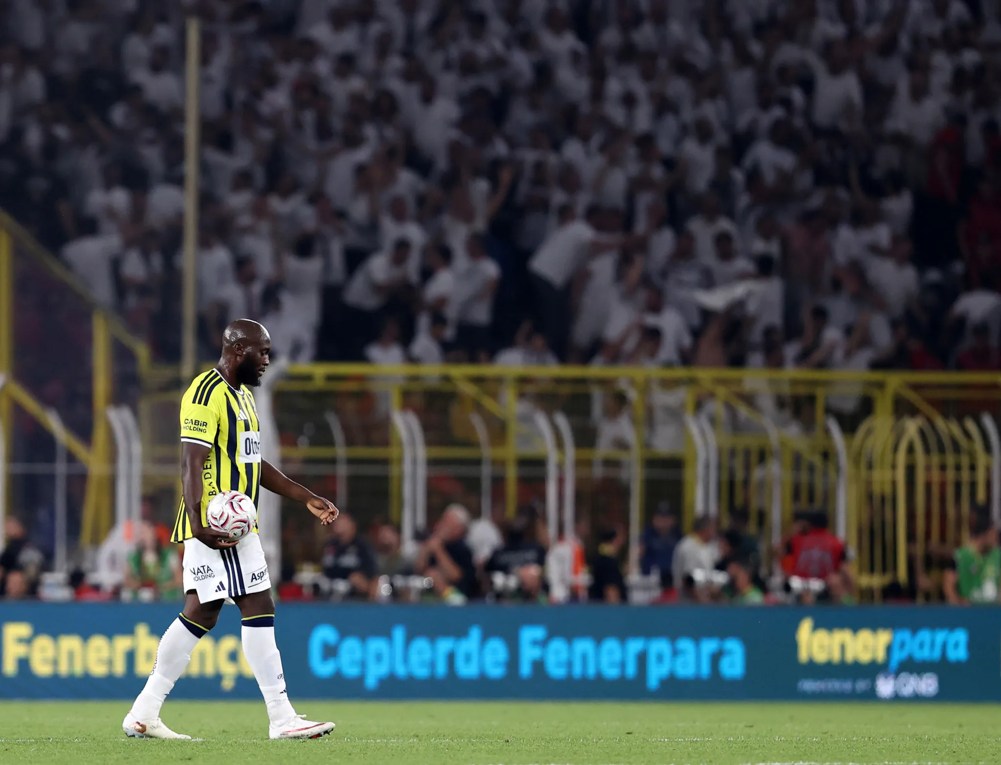 Derbi sırasında fenalaşan Fenerbahçe taraftarı hayatını kaybetti