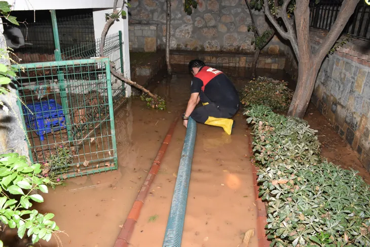 Bodrum'da içme suyu hattı patladı! Evleri su bastı... - 1