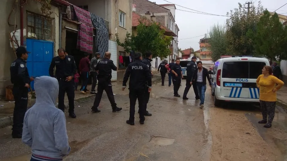Komşu kavgasında 37 günlük bebek ağır yaralandı