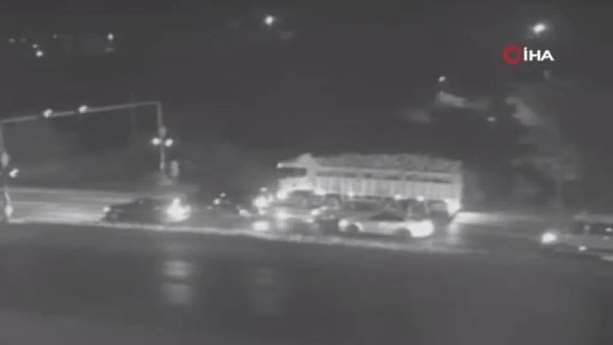 Alkollü sürücü kırmızı ışıkta bekleyen araçların arasına daldı: 5 yaralı