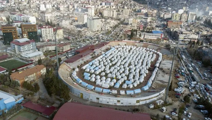 Kahramanmaraş 12 Eylül Stadyumu çadır kente dönüştürüldü! Depremzedelerin tüm ihtiyaçları burada karşılanıyor
