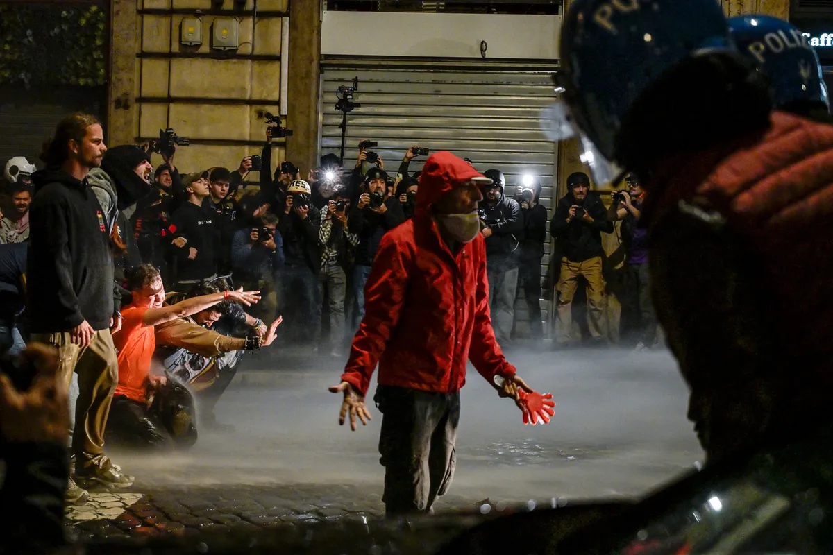 avrupada-yasanan-protesto-dalgasi-sokaklari-karistirdi-1792869617556.jpg Paris’ten Roma’ya büyük kaos! A Haber Avrupa'daki protestoların kalbinde - 6