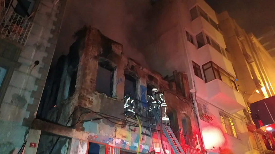 İstanbul Beyoğlu’nda korkutan yangın