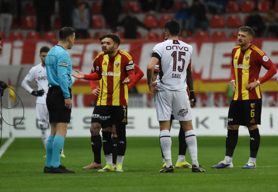 firtina-deplasmanda-doludizgin-trabzonspor-3-puani-3-golle-aldi-1773083477415.jpg Fırtına deplasmanda doludizgin! Trabzonspor 3 puanı 3 golle aldı - 7