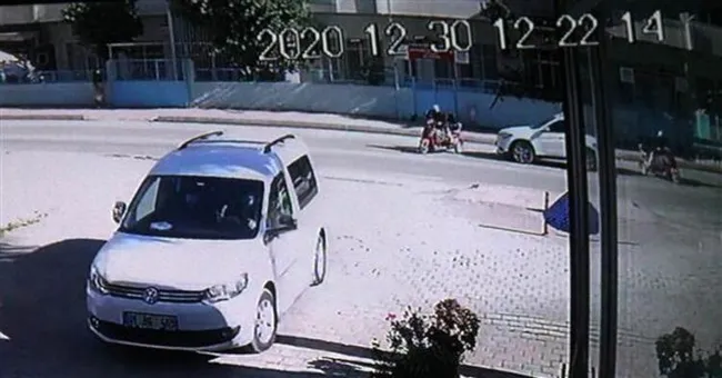 Adana’da cipiyle motosiklet sürücüsüne çarpan kadın sürücü soka girip dakikalarca ağladı - 7