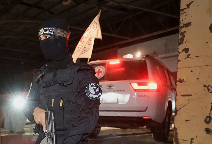 gazzede-ateskes-sonrasi-yeni-tehlike-israilin-destekledigi-ceteler-soykirimi-gizlemeye-calisiyor-1760522439490.jpg Kassam Tugayları, Gazze Şeridi'nde esir takasında güvenliği sağlarken (AA)