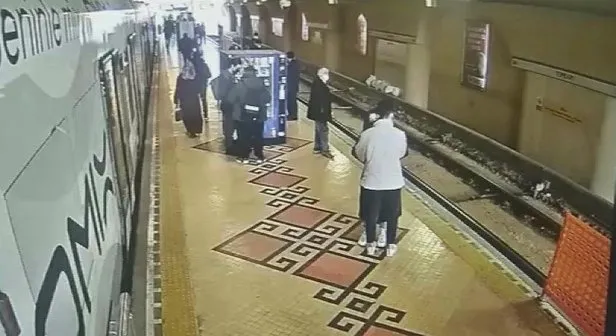 İstanbul Fatih'te otomobil tramvay durağına girdi! Görenler şaşkına döndü... - 5