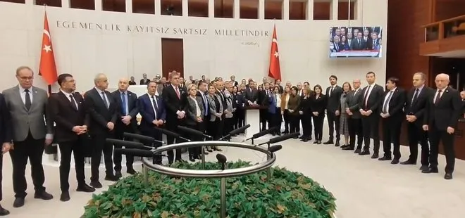 TBMM’de CHP’li vekillerden skandal! Kürsüyü işgal ettiler