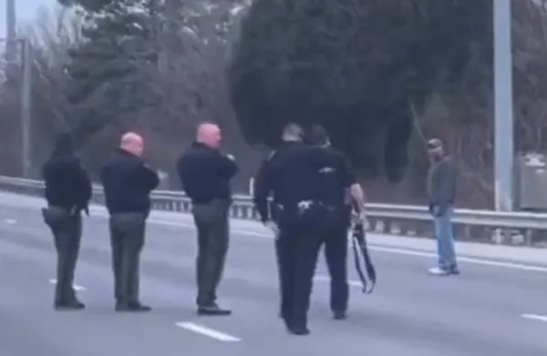 ABD polisi yol ortasında duran adamı infaz etti! 9 polis kurşun yağdırdı - 2