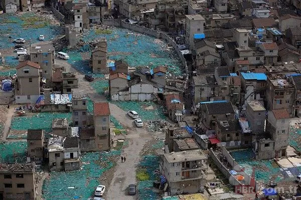 Evlerini yıktırmayarak gökdelenere direnen mahalleden 15 kare 6