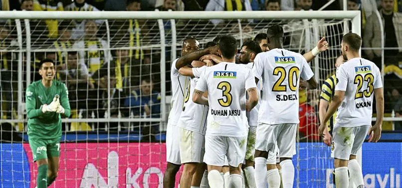 Fenerbahçe evinde yıkıldı! Fenerbahçe 3-3 İstanbulspor (MAÇ SONUCU)