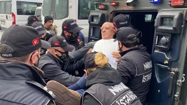 egm-duyurdu-kirmizi-bultenle-aranan-suc-orgutu-lideri-urfi-cetinkaya-yakalandi-1681283697197.jpeg EGM duyurdu: Kırmızı bültenle aranan suç örgütü lideri Urfi Çetinkaya yakalandı | Zırhlı araçla adliyeye sevk edildi - 5