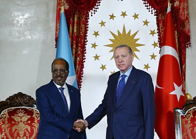 baskan-erdogandan-dolmabahcede-pes-pese-diplomasi-trafigi-1776356961233.jpeg Başkan Erdoğan Somali Cumhurbaşkanı Hasan Şeyh Mahmud ile bir araya geldi (Foto: AA)