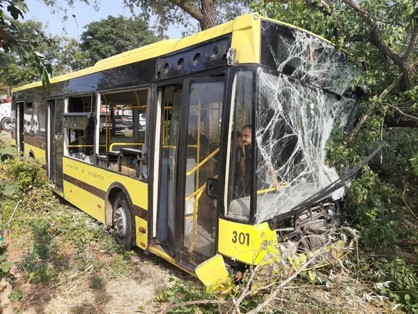 Bursa’da feci kaza! Belediye otobüsü kamyona çarptı: 2'si ağır 21 yaralı - 3