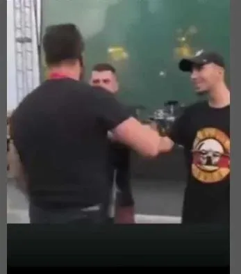 Rap konserinde ortalık karıştı! Güvenlik tanımayınca yaka paça sahneden indirdi - 2