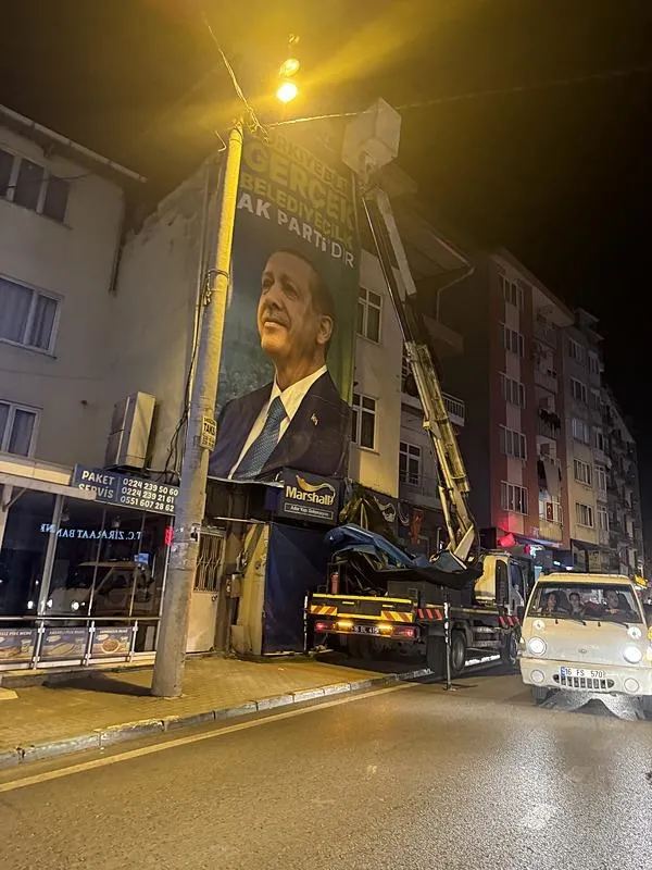 secim-yasaklari-basladi-istanbulda-parti-bayraklari-ve-afisler-toplandi-1711841860973.jpeg Seçim yasakları başladı! İstanbul'da parti bayrakları ve afişler toplandı - 2