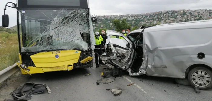 Son dakika: Başakşehir'de feci kaza! İETT otobüsüyle çarpışan hafif ticari aracın sürücüsü öldü - 3