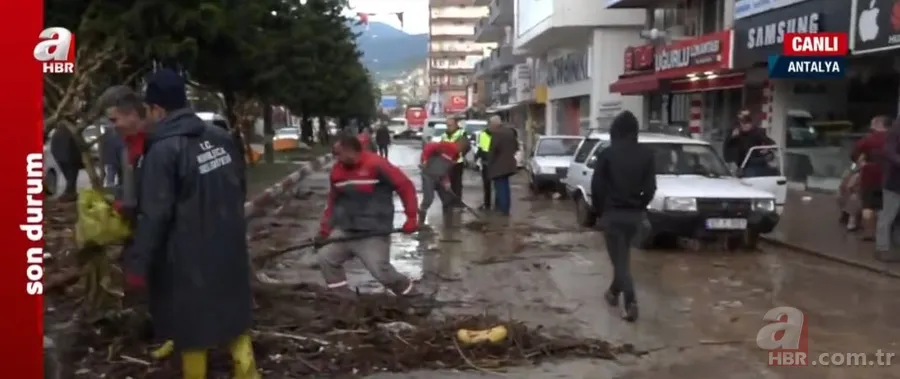 Antalya'da kuvvetli yağış sele neden oldu: Acı haber geldi! Kumluca ve Finike'de eğitime 1 gün ara verildi | Hayati uyarı 17